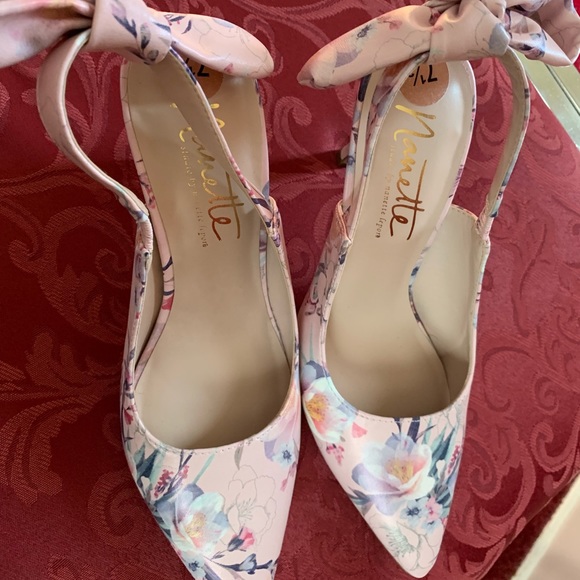 Size 7 1/2 heels - Picture 2 of 4